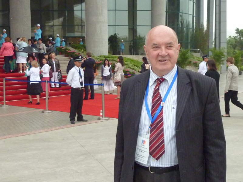 Prof. V. Mokienko pred kongresovym salem